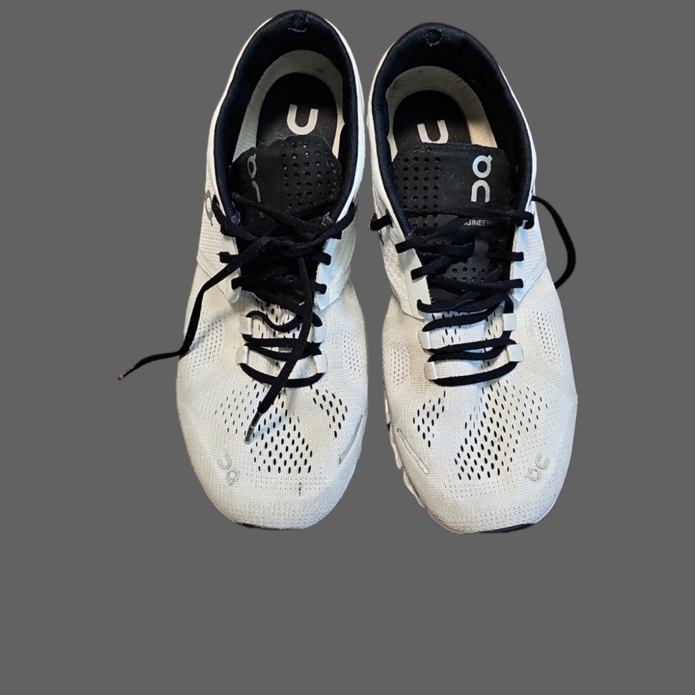 ON RUNNING SHOES - Picture 2 of 8